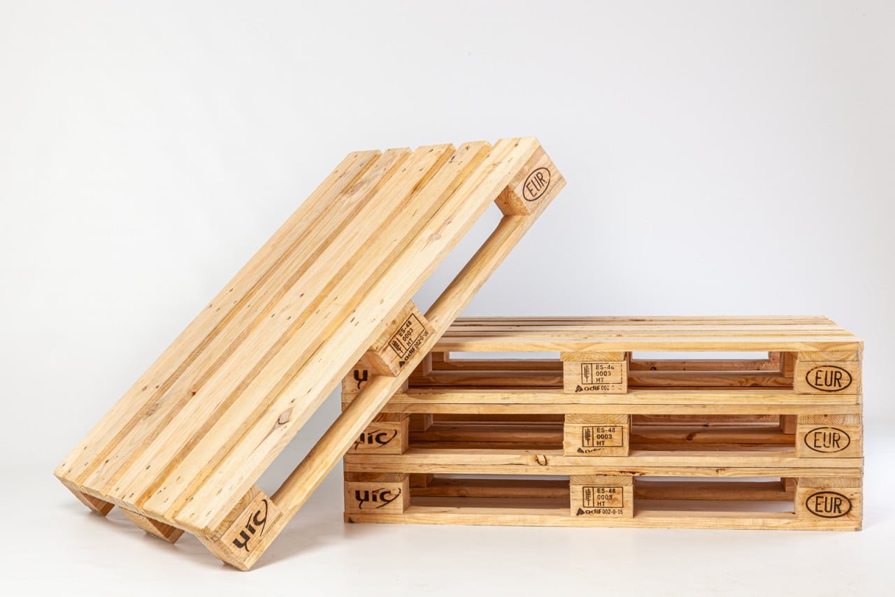 Dos palets de madera frente a un fondo blanco